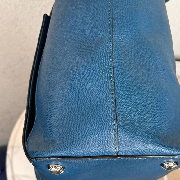 Michael Kors tote,adjustable straps,magnetic closure,xtra pockets,denim blue - Picture 4 of 8